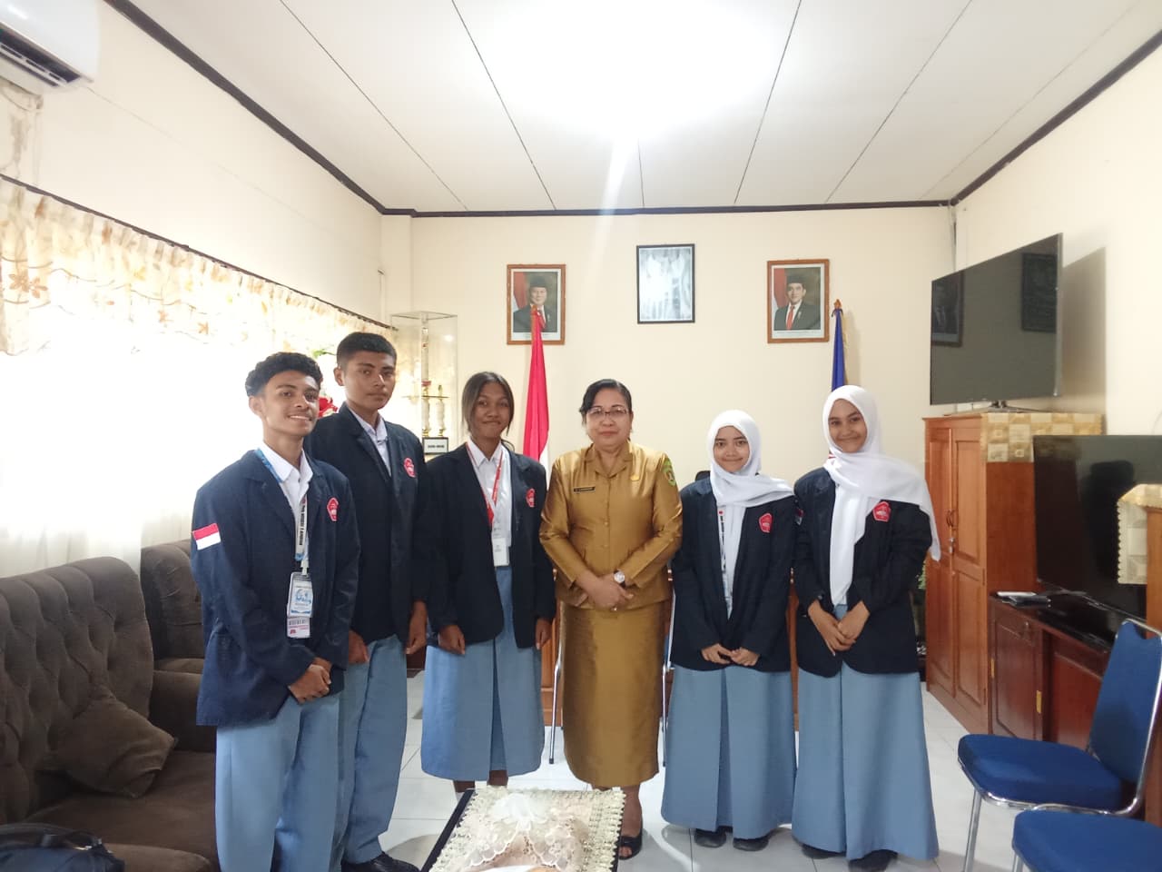 Kepala Sekolah Sambut Hangat Kepulangan Siswa Berprestasi dari Ajang Dies Natalis Universitas Pattimura