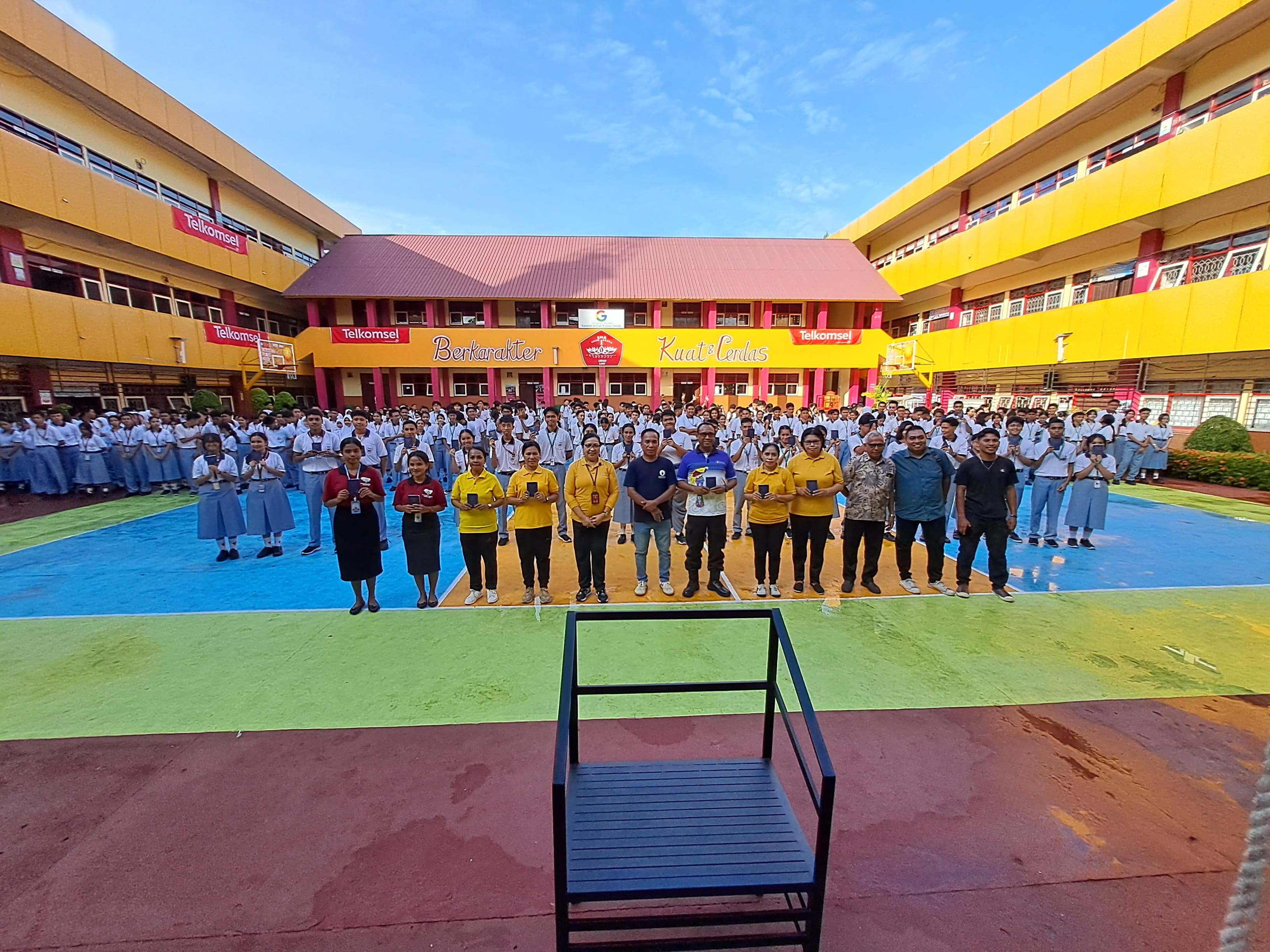 SMA NEGERI 1 AMBON MENERIMA 1500 ALKITAB DARI THE GIDEON INTERNASIONAL