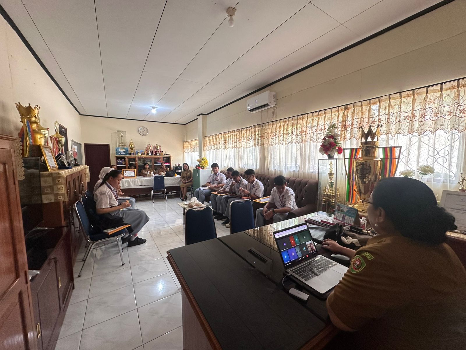 Serius Menuju OSN Nasional, SMANSA Ambon Padukan Rapat Offline dan Online