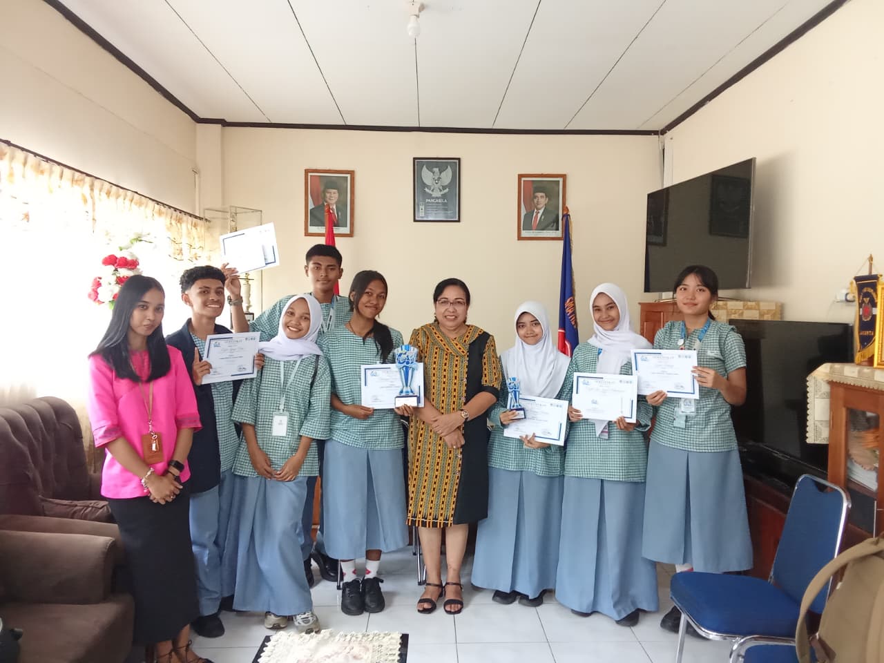 “Membawa Piala Kemenangan, Siswa SMA Negeri 1 Ambon Disambut Penuh Kebanggaan”