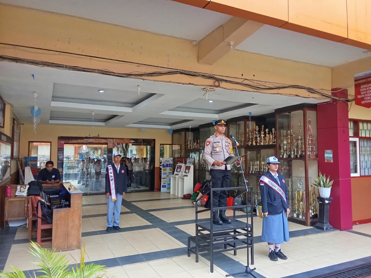 Kapolsek Sirimau Pimpin Upacara di SMA Negeri 1 Ambon, Senin, 18 Mei 2026